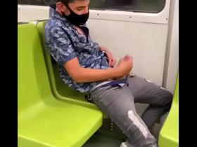 Máscarado batendo punheta no metro